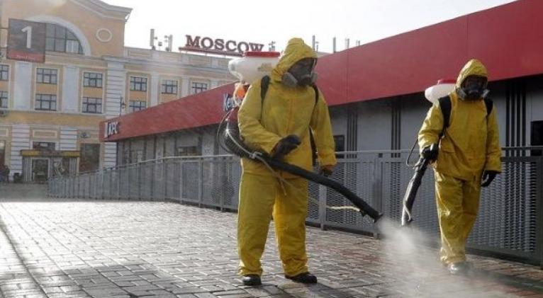 Trabajdores sanitarios en Moscú sanean las calles ante ola de casos de Covid 19. Foto: EFE