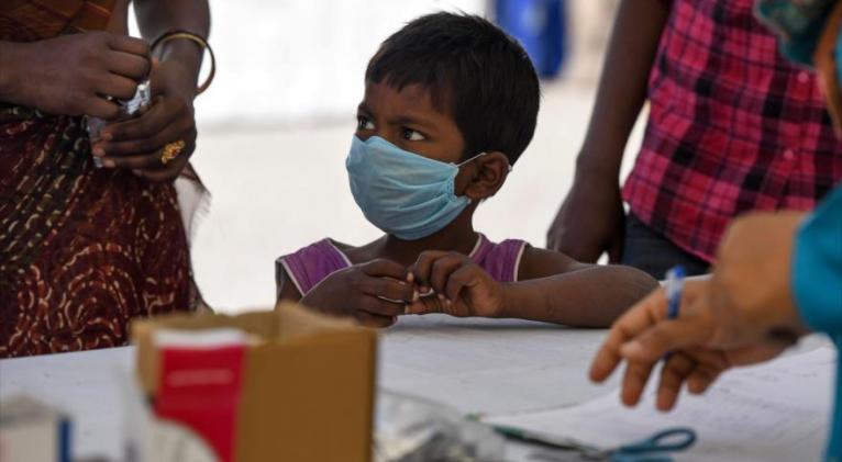 Hijo de un migrante recibe medicamentos en un campamento de refugiados en Nueva Delhi (capital india), 1 de abril de 2020. (Foto: AFP)