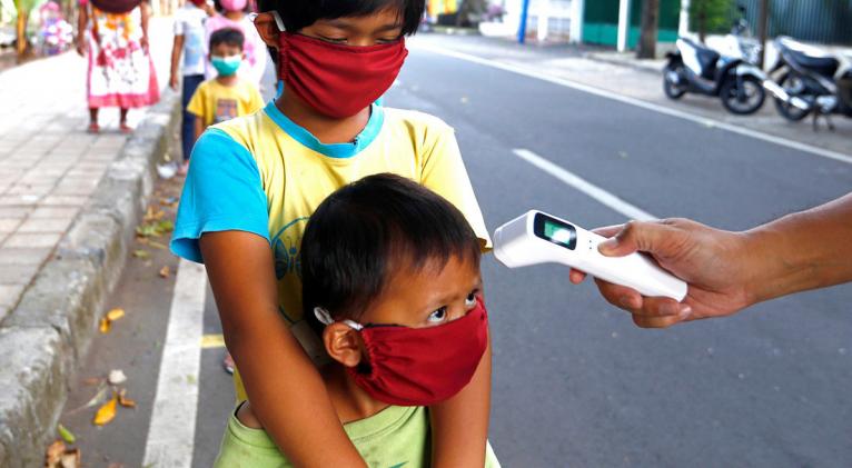 Niños examinados con un escáner térmico en Yakarta, Indonesia. 14 de mayo de 2020. Ajeng Dinar Ulfiana / Reuters