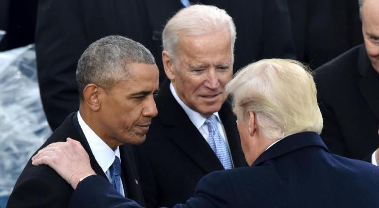 El presidente de EE.UU., Donald Trump (C), habla con el expresidente Barack Obama (izq.) y Joe Biden en Washington, 20 de enero de 2017. Foto: AFP