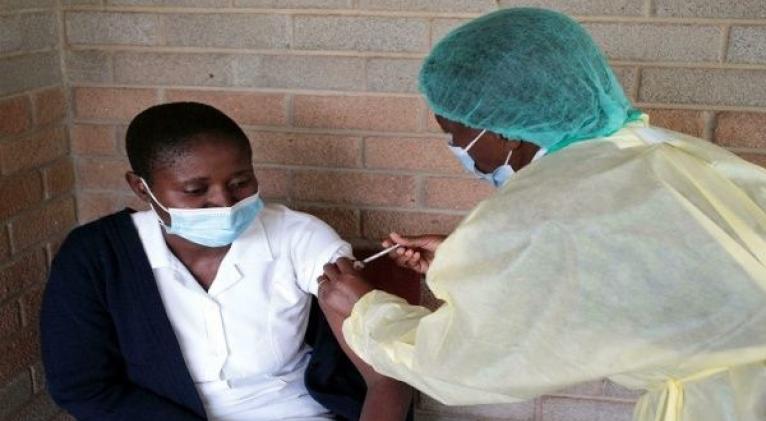 La OMS ha reiterado el llamado a promover y garantizar la equidad en la distribución de la vacuna contra el coronavirus. Foto: EFE