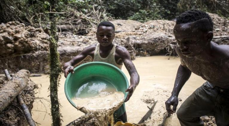 Según estimaciones del Instituto Federal de Geociencias y Recursos Naturales de Alemania, los mineros artesanales producen de 15 a 22 toneladas de oro al año en el país. 