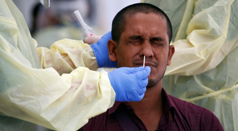 Científicos singapurenses encontraron que la replicación viral activa cae rápidamente después de la primera semana de enfermedad. Foto: Reuters.