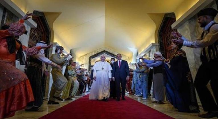 El papa Francisco es recibido por autoridades a su llegada a la ciudad de Nayaf para reunirse con el ayatolá Alí Sistani. Foto: @BaxtiyarGoran