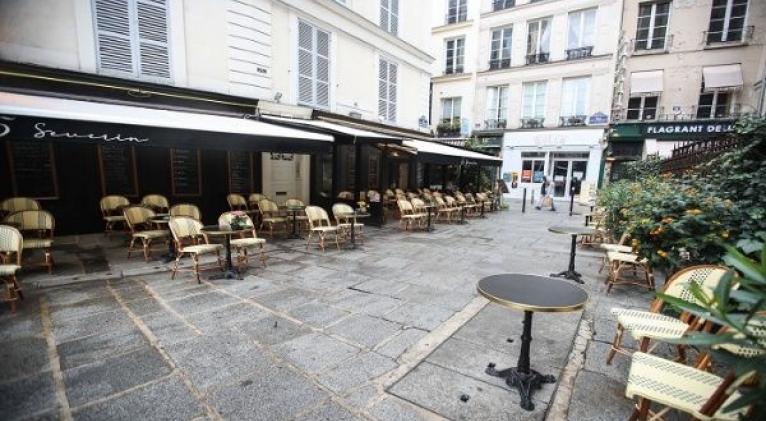 Ante el avance de la Covid-19, la Alcaldía de París declaró el cierre total de los bares, clubes deportivos y piscinas. Foto: EFE