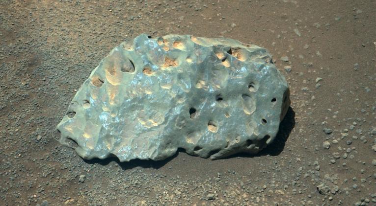 La piedra, cuyo origen por ahora permanece sin esclarecer, cuenta con una serie de puntos brillantes en su superficie. Foto: twitter.com / @NASAPersevere 