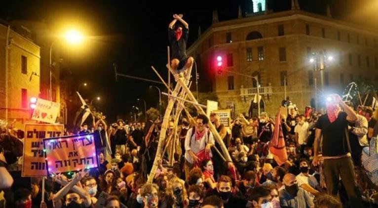 Los manifestantes también acusaron a Netanyahu de "corrupto" luego del anuncio de su procesamiento por los delitos de fraude, cohecho y abuso de confianza. Foto: Reuters