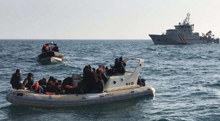 Embarcación con migrantes son rescatados por servicios de salvamento franceses en el Canal de la Mancha. Foto: Franceinfo