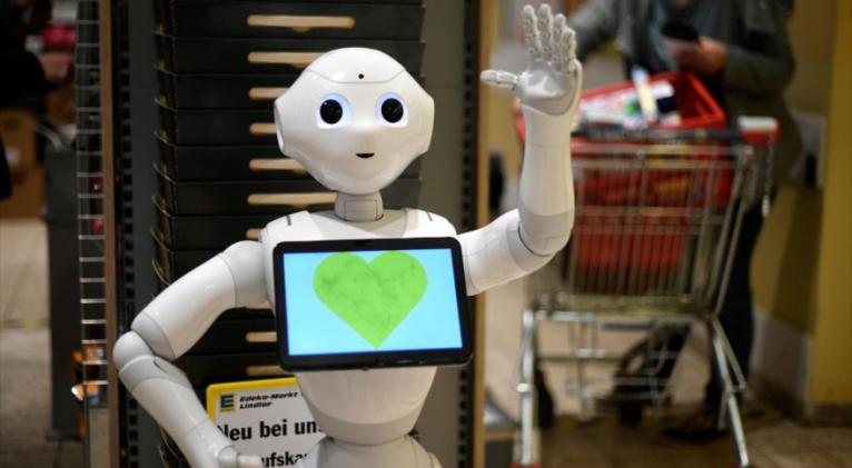 El robot humanoide Pepper se encuentra en un supermercado en Lindlar (Alemania) para explicar las medidas de protección contra el coronavirus.
