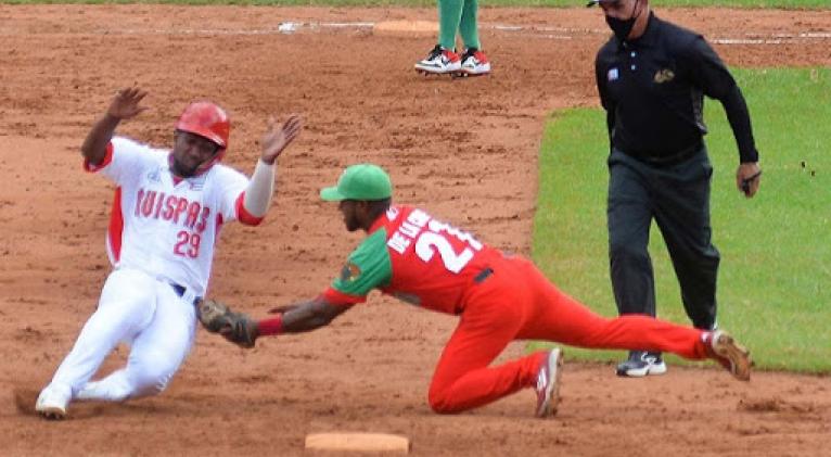 Santiago-Las tunas romperán el celofán de los cuartos de final de la 60 Serie.