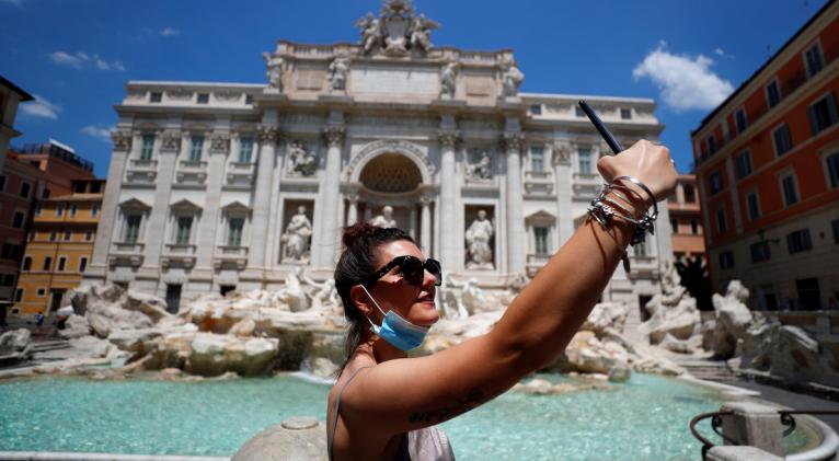 Una mujer mientras se toma un selfi en Roma, Italia, el 26 de junio de 2020. Reuters