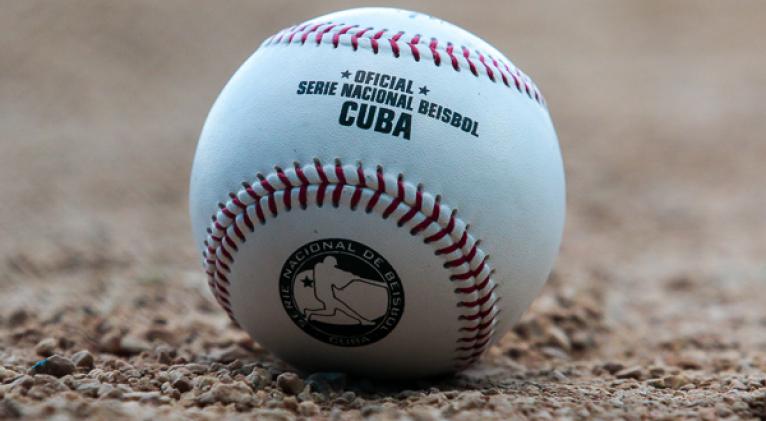 En Cuba se extraña la acción, la polémica, el ambiente beisbolero. Se lamenta el aplazamiento de los Juegos Olímpicos y los temores de que el Clásico Mundial pueda tambalearse... Foto: Calixto N. Llanes