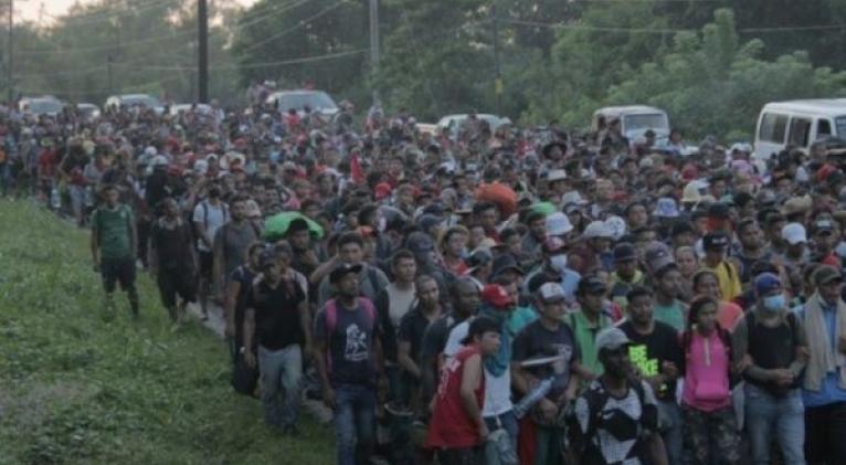 Los cerca de 5.000 indocumentados son escoltados por elementos de la Guardia Nacional y policías de tránsito. Foto: EFE