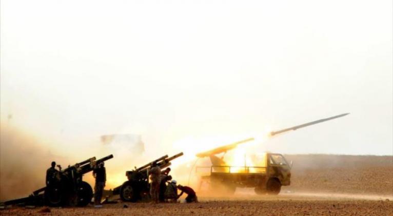 Unidades de la artillería siria disparan contra posiciones terroristas en la provincia noroccidental de Idlib, 22 de octubre de 2019.