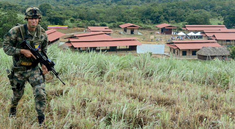 Un soldado colombiano en una aldea indígena en el departamento de Antioquia, Colombia. Octubre 2015. Foto: AFP