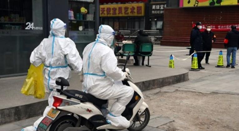 En estos dos años de pandemia, el Covid-19 ha registrado un total de 281 millones de casos confirmados y 5.4 millones de muertes en el mundo. Foto: Xinhua