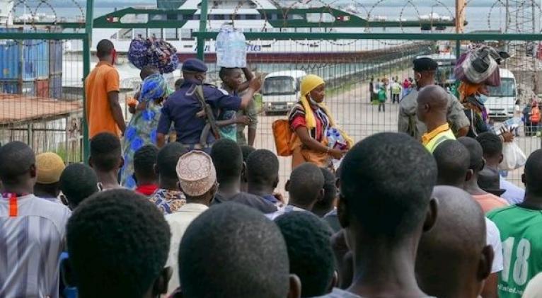 El ataque de los recientes días en Palma dejó miles de desplazados, entre ellos, los ciudadanos sudafricanos que su Ejército espera repatriar. Foto: EFE
