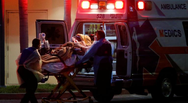 EE.UU. se convierte en el primer país del mundo en reportar más de 1.000 muertes por covid-19 en un solo día Personal de salud traslada a un paciente con coronavirus en Florida, EE.UU., el 2 de abril de 2020. Foto: Reuters