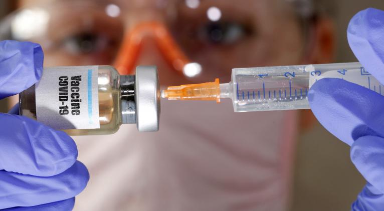 Una inyección podría costar entre 2.5 y 3.75 dólares, algo que haría este remedio contra la pandemia en desarrollo bastante asequible incluso para los países pobres. Foto: Reuters.