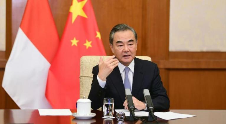 El canciller chino, Wang Yi, durante una videoconferencia con su homóloga de Indonesia, Retno Marsudi, desde Pekín (capital), 30 de julio de 2020.