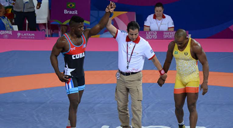 Yosvanys Peña (izq), luego de ganar su combate por bronce en Lima 2019.