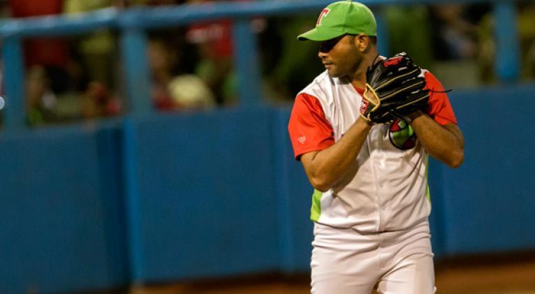 El zurdo tunero, con experiencia en equipos Cuba, es junto al matancero Yera, uno de los referentes de la llamada mano equivocada en nuestra pelota. Foto: Roberto Morejón.