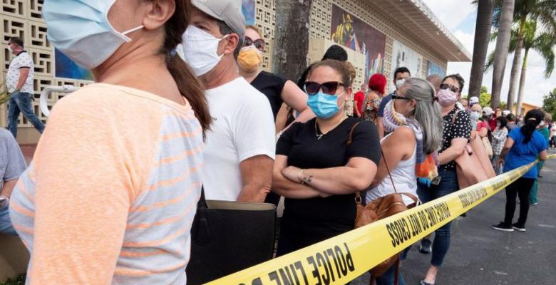 Colas de desempleados en Hialeah desafían el aislamiento social