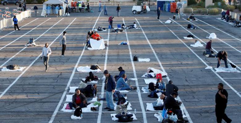 En el aparcamiento de Las Vegas han pintado unos cuadrados para cada sin techo para mantener la distancia social terapéutica (STEVE MARCUS / Reuters)