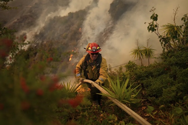 La escasez de agua dificulta aún más el ya difícil combate contra el fuego. Foto: Eric Thayer / Associated Press.