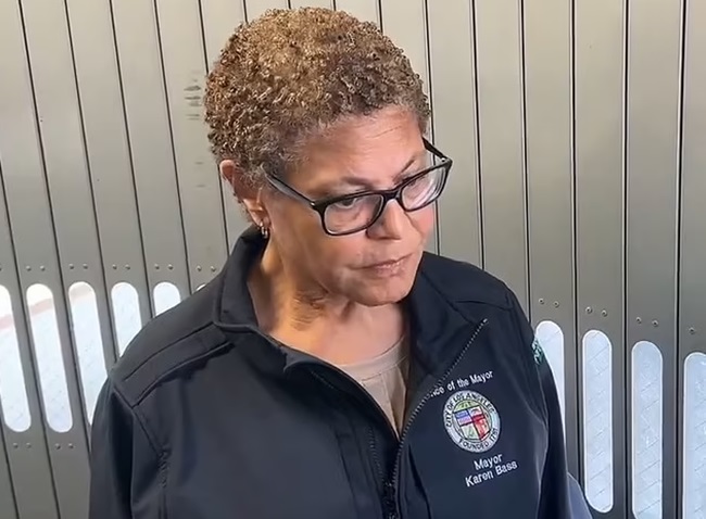 La alcaldesa de Los Ángeles, Karen Bass, al centro de las críticas. Foto: @skydavidblevins