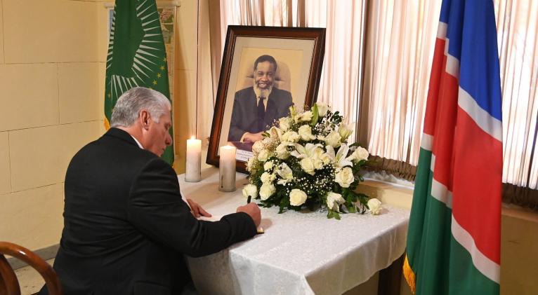 Diaz Canel rinde homenaje a San Nujoma