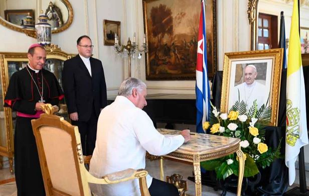 El presidente de la República de Cuba, Miguel Díaz-Canel Bermúdez firma el libro de condolencias en la Nunciatura Apostólica, con motivo del fallecimiento del papa Francisco, a nombre del Estado, el Gobierno y pueblo cubanos.