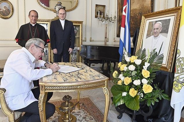  El General de Ejército Raúl Castro Ruz firma el libro de condolencias en la Nunciatura Apostólica, con motivo del fallecimiento del papa Francisco.