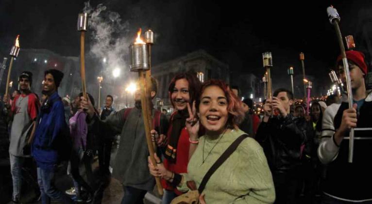 Jóvenes cubanos en la marcha de las antorchas