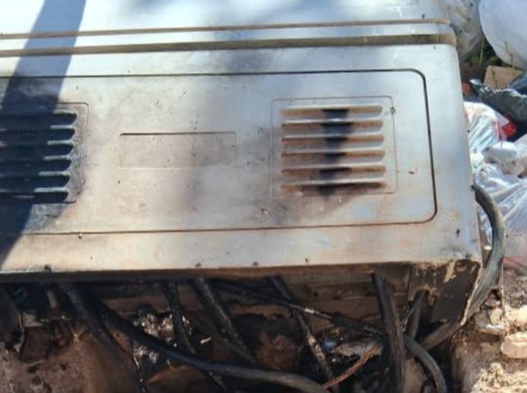 Gabinete de telefonía destruido por la quema de basura Gabinete de telefonía destruido por la quema de basura