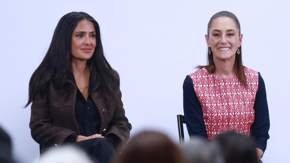La actriz Salma Hayek (i) y la presidenta de México, Claudia Sheinbaum, en un acto para anunciar incentivos para la industria cinematográfica y audiovisual. Palacio Nacional, Ciudad de México, 15 de febrero de 2026. Foto: Daniel Cardenas / Gettyimages.ru