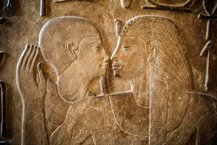 Antiguo bajorrelieve egipcio de un beso Antiguo bajorrelieve egipcio de un beso