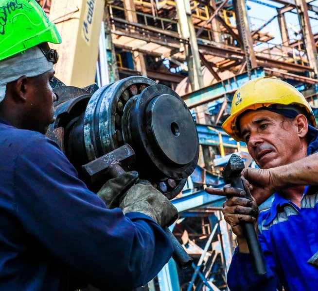 Bajo el cruel bloqueo los cubanos siguen trabajando en las averías y mantenimientos de las termoeléctricas.