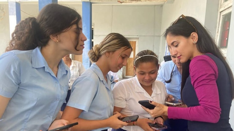 adolescentes cubanas mirando un celular