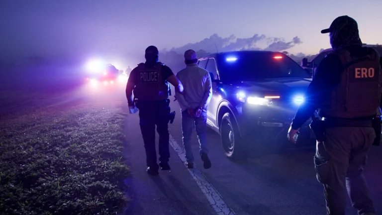 ICE solicita datos personales.