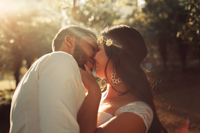 pareja joven besándose pareja joven besándose