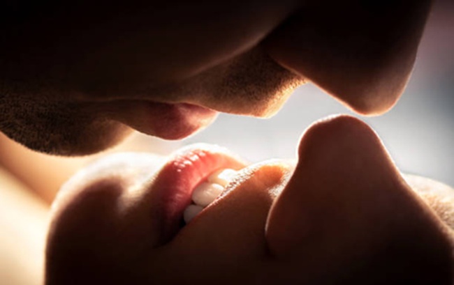 Hombre y mujer besándose Hombre y mujer besándose