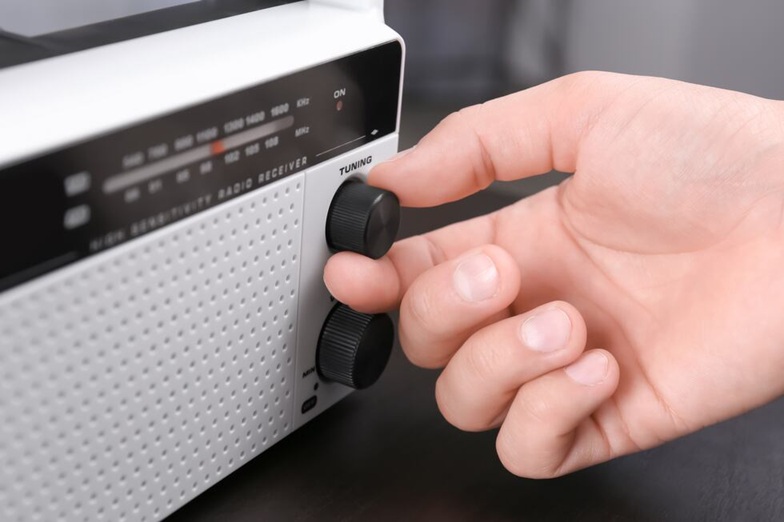 mano subiendo volumen de radio
