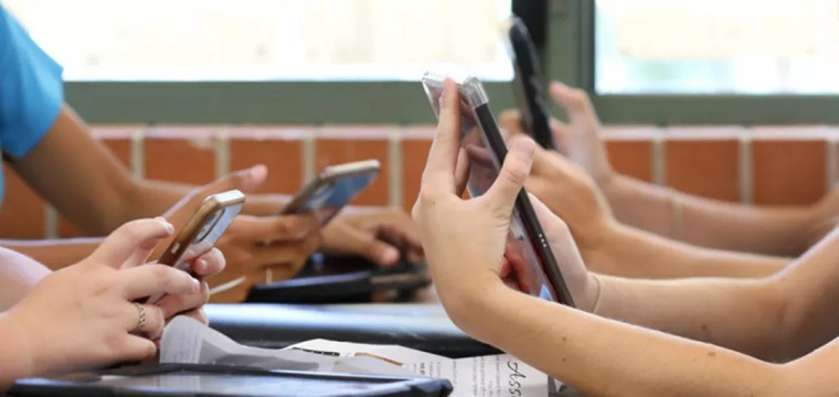 varias manos jóvenes con celulares