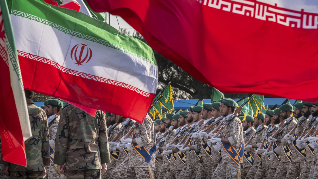 El cuerpo militar del CGRI marchando bajo banderas iraníes. Foto: NurPhoto / Contributor / Gettyimages.ru