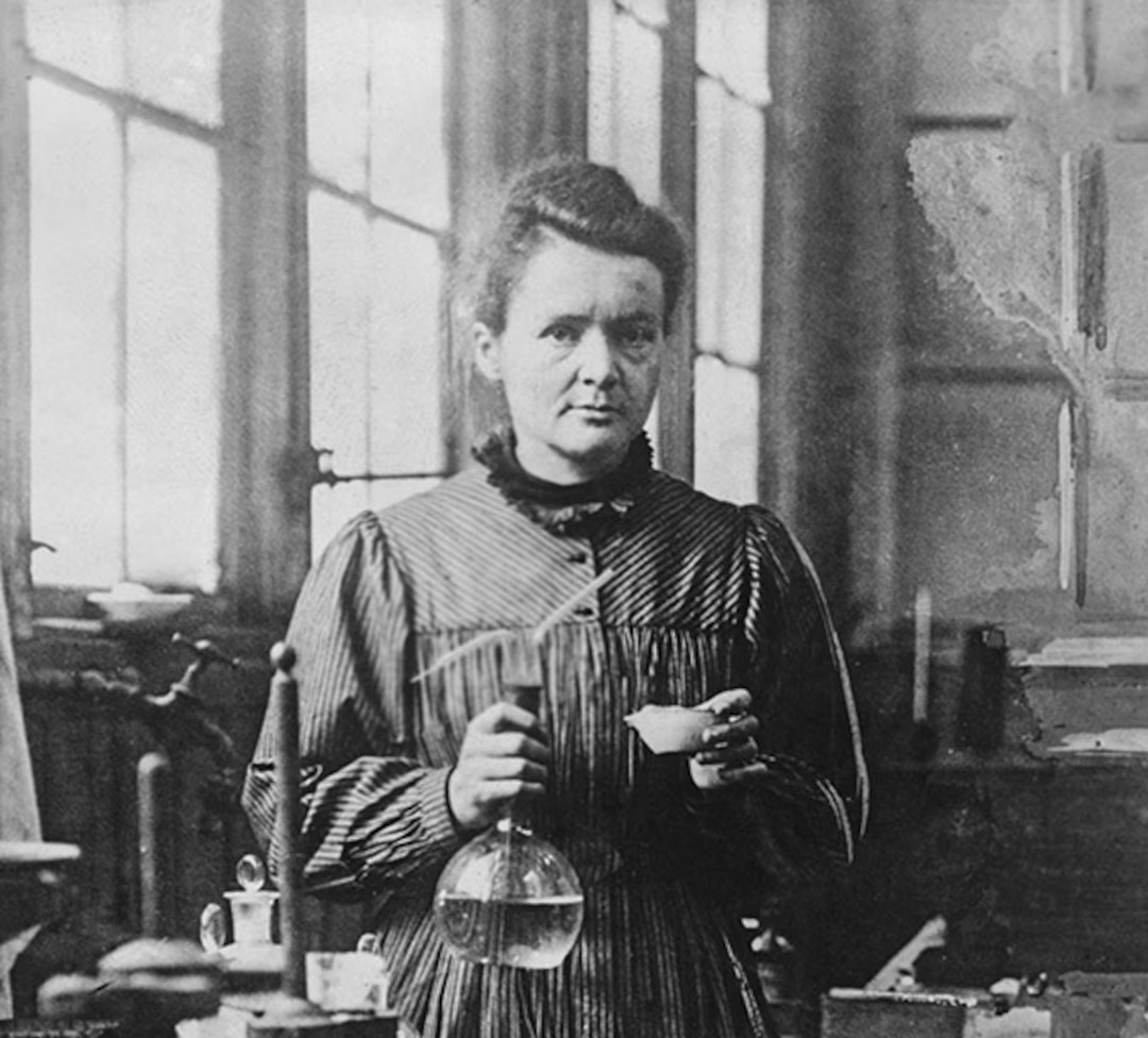 Detalle de Marie Curie en laboratorio Detalle de Marie Curie en laboratorio