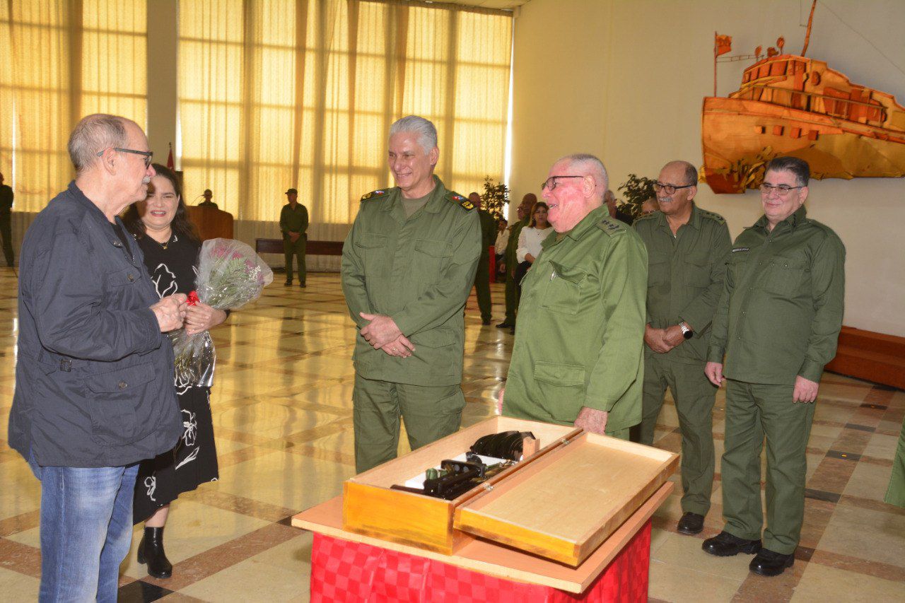 Con la presencia del Primer Secretario del Comité Central del Partido y Presidente de la República, Miguel Díaz-Canel Bermúdez , y de los miembros del Buró Político GCE Álvaro López Miera, GCE Lázaro Alberto Álvarez Casas y GCE Roberto Legrá Sotolongo —ministro de las FAR, ministro del Interior y viceministro primero de las FAR, respectivamente—, el destacado cantautor Silvio Rodríguez recibió el AKM que pidió para estar en la primera línea ante una agresión imperialista. "La tierra me quiere arrebatar, 