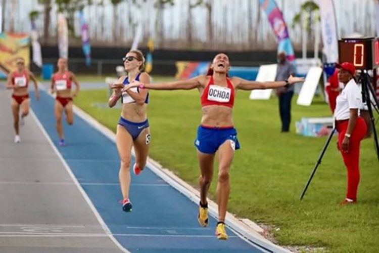Atleta cubana Anisleidis Ochoa junto a otras deportistas