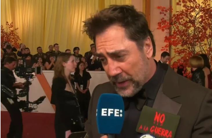 El actor, que portaba este domingo la misma pegatina de 'No a la guerra' que usó en 2003 por la guerra de Irak, dijo que el actual conflicto en Oriente Medio es ilegal porque está "basado en mentiras"
