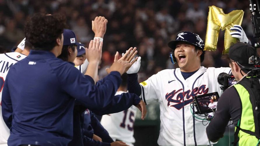 Moon Bo-kyung (R) de Corea del Sur celebra su cuadrangular.